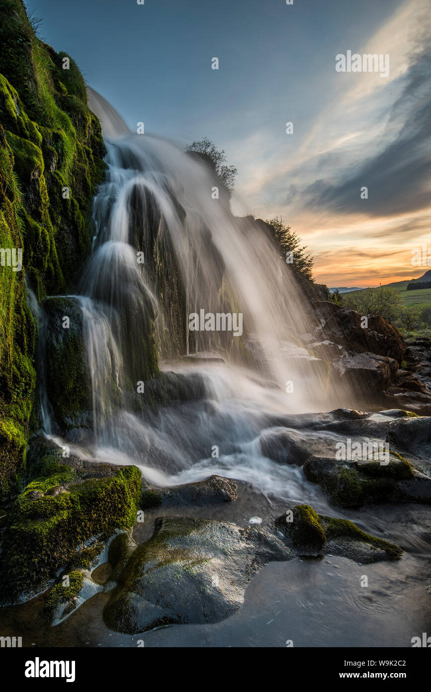 Coucher de soleil sur le Loup o Fintry, cascade près du village de Fintry, Stirlingshire, Scotland, Royaume-Uni, Europe Banque D'Images