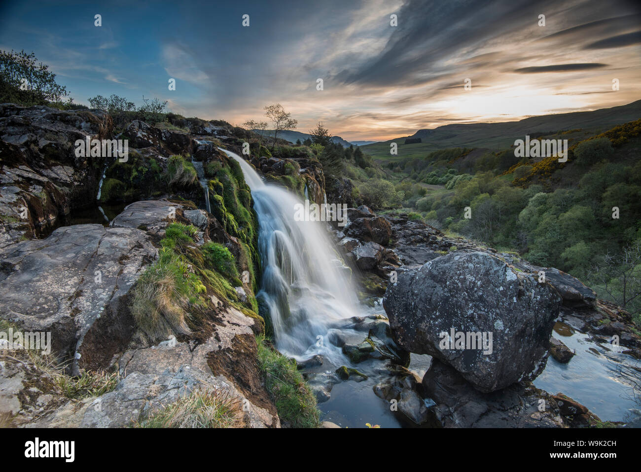 Coucher de soleil sur le Loup o Fintry, cascade près du village de Fintry, Stirlingshire, Scotland, Royaume-Uni, Europe Banque D'Images