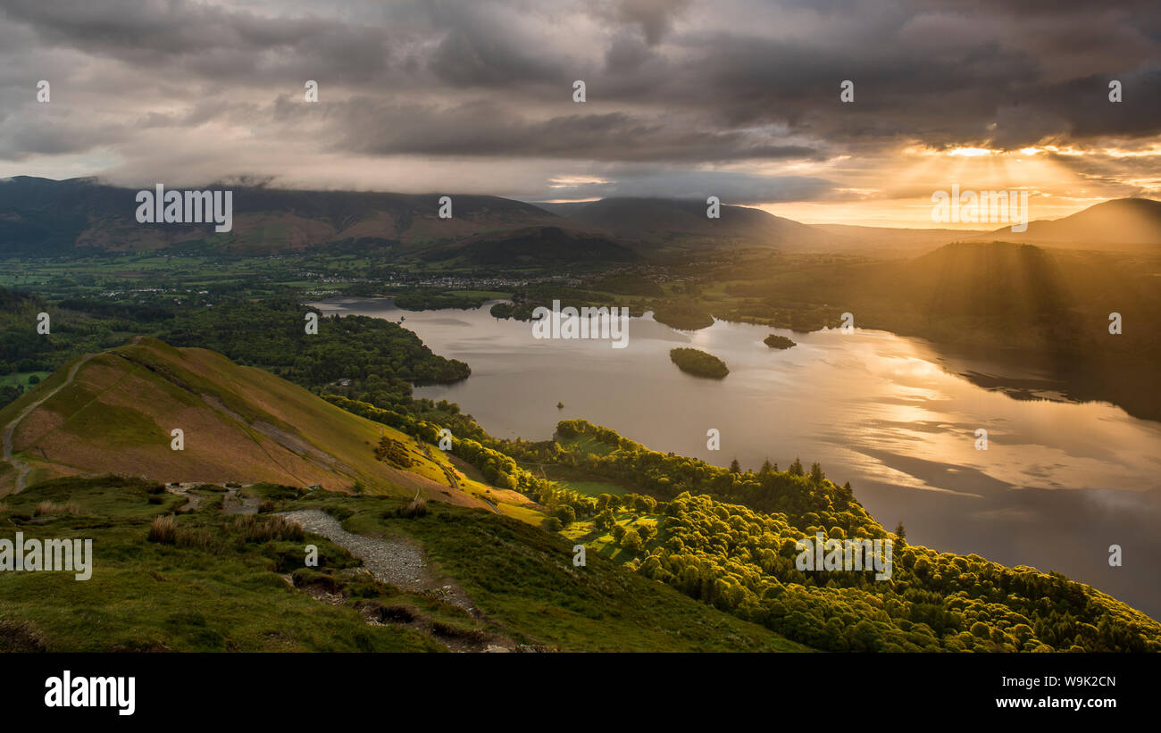 Lever du soleil sur Derwentwater à partir de la crête menant à Catbells dans le Parc National du Lake District, UNESCO World Heritage Site, Cumbria, England, UK Banque D'Images