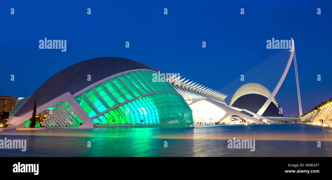 L'Hemisferic, El Museu de les Ciències Principe Filepe et l'Agora éclairée la nuit à la Cité des Arts et des Sciences, Valence, Espagne Banque D'Images