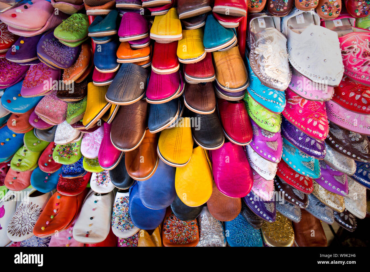 Des dizaines de chaussons traditionnels colorés dans le souk de la place Djemaa el Fna, Marrakech, Maroc, Afrique du Nord, Afrique Banque D'Images