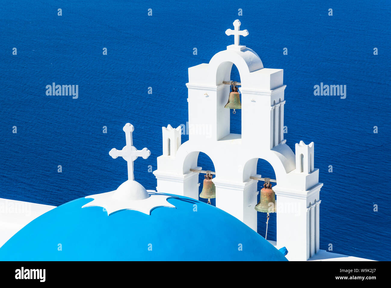 Dôme bleu et clocher, église Saint Gerasimos, Firostefani, Santorin, Fira (thira), îles Cyclades, îles grecques, Grèce, Europe Banque D'Images