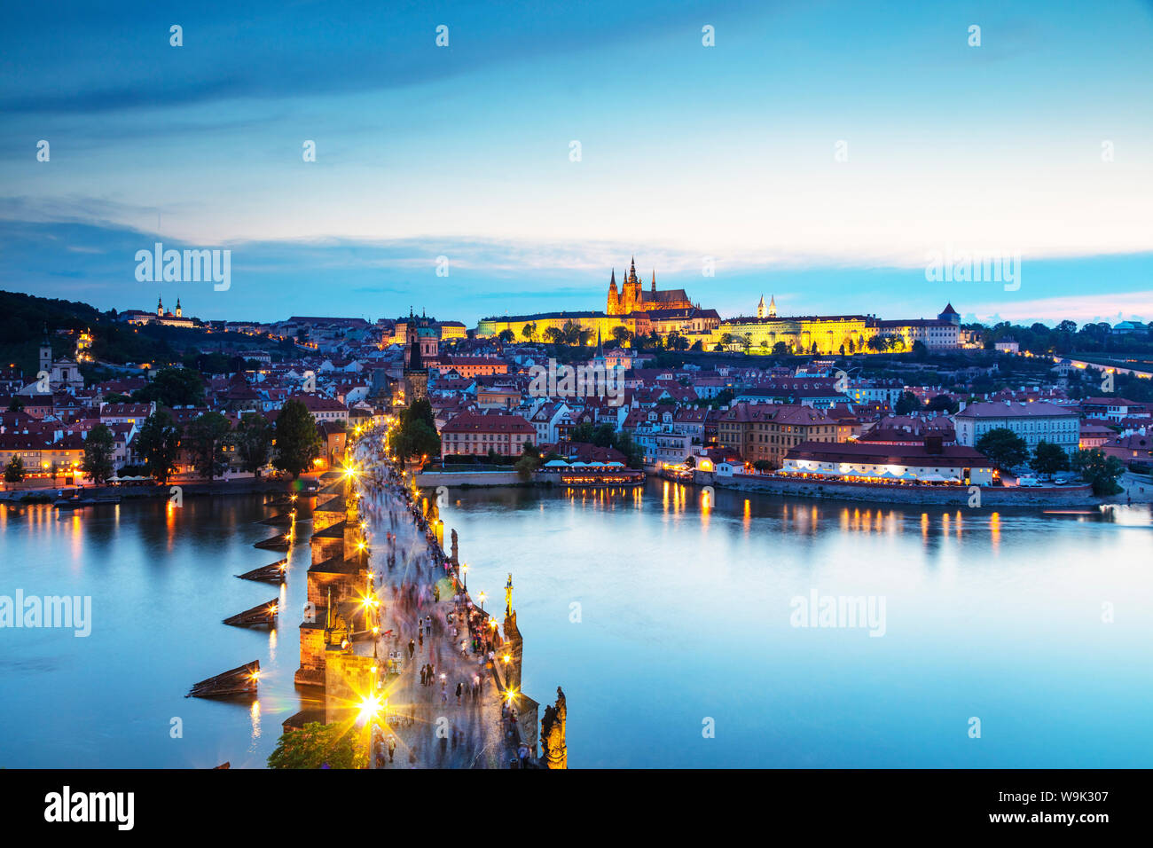 Le Pont Charles, le château de Prague et cathédrale Saint-Guy de Prague, classé au Patrimoine Mondial de l'UNESCO, la Bohême, République Tchèque, Europe Banque D'Images