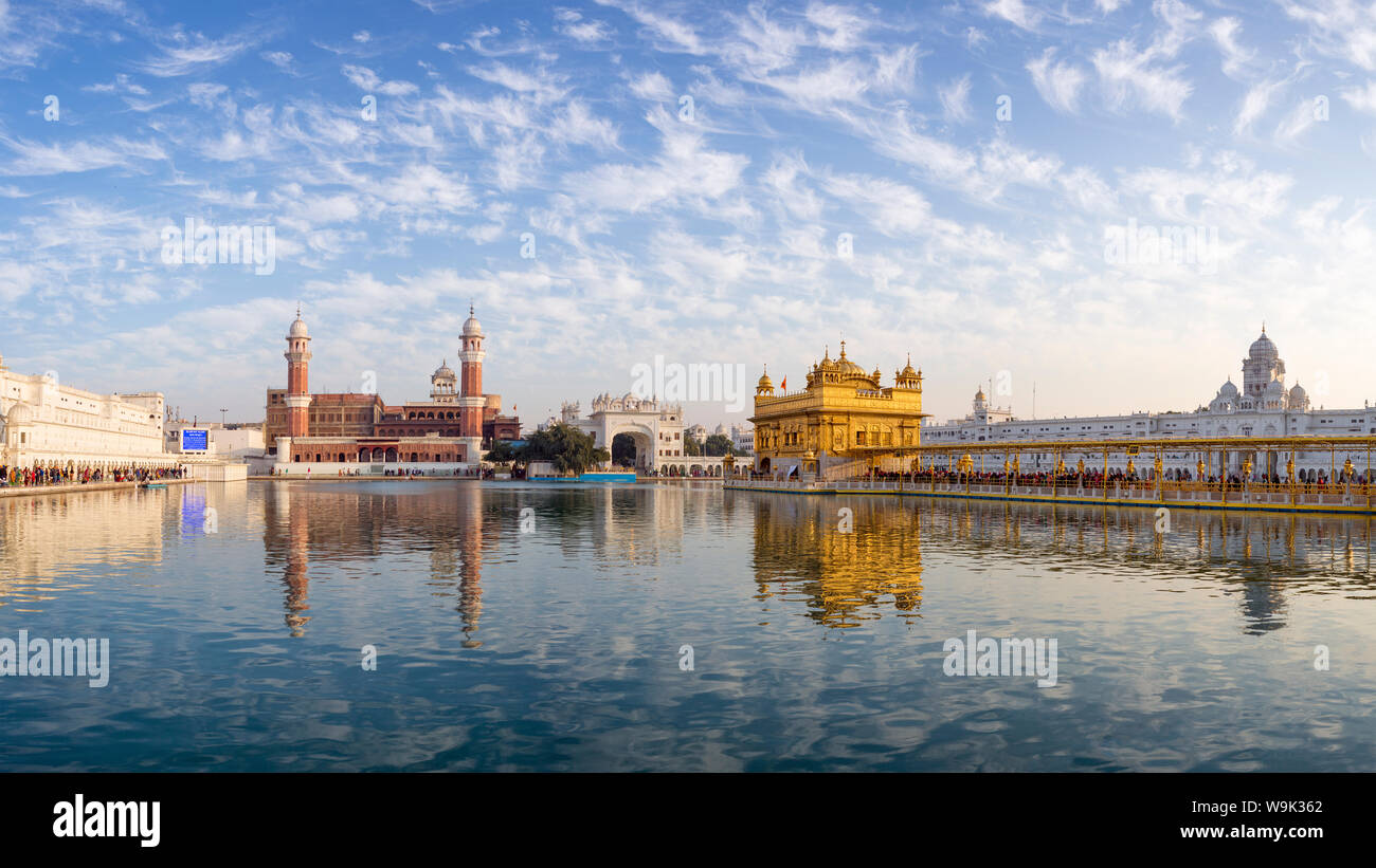 Le Temple d'Or (Harmandir Sahib) et Amrit Sarovar (bassin de nectar) (Lac de nectar), Amritsar, Punjab, en Inde, en Asie Banque D'Images
