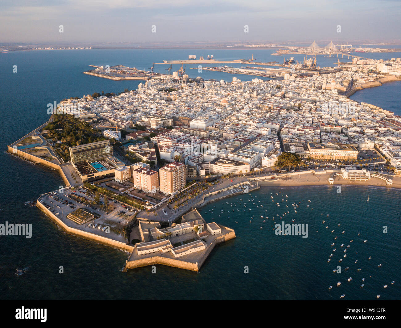 Vue aérienne, par drone, de Cadix, Andalousie, Espagne, Europe Banque D'Images