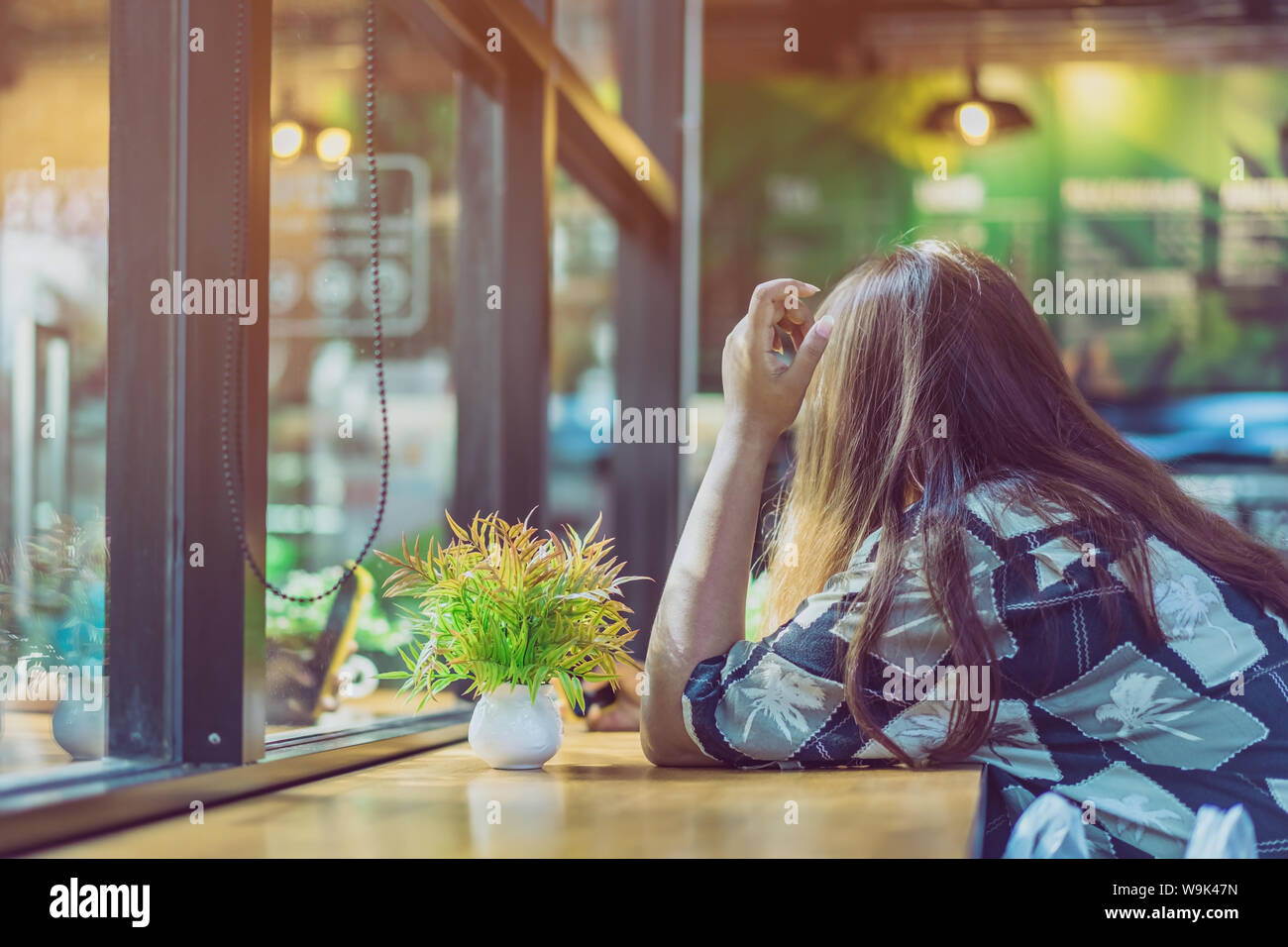 Les plantes artificielles ou de plastique sur l'arbre pour la décoration de table et bienvenue pour les clients de café. Banque D'Images