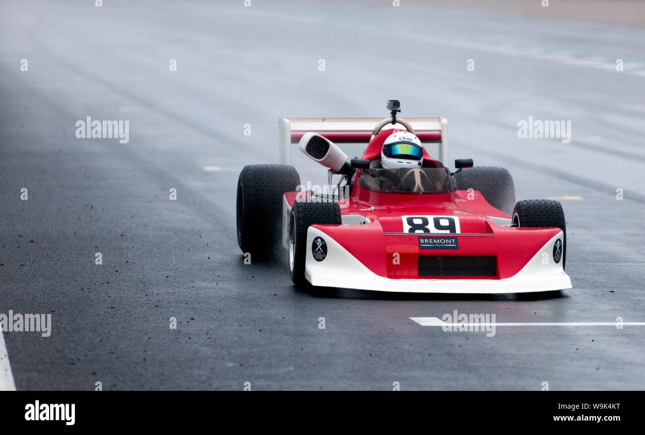 Niel Fowler au volant de sa 782, mars 1978, sous la pluie, pendant la course de Formule 2 historiques HSCC au 2019 Silverstone Classic Banque D'Images