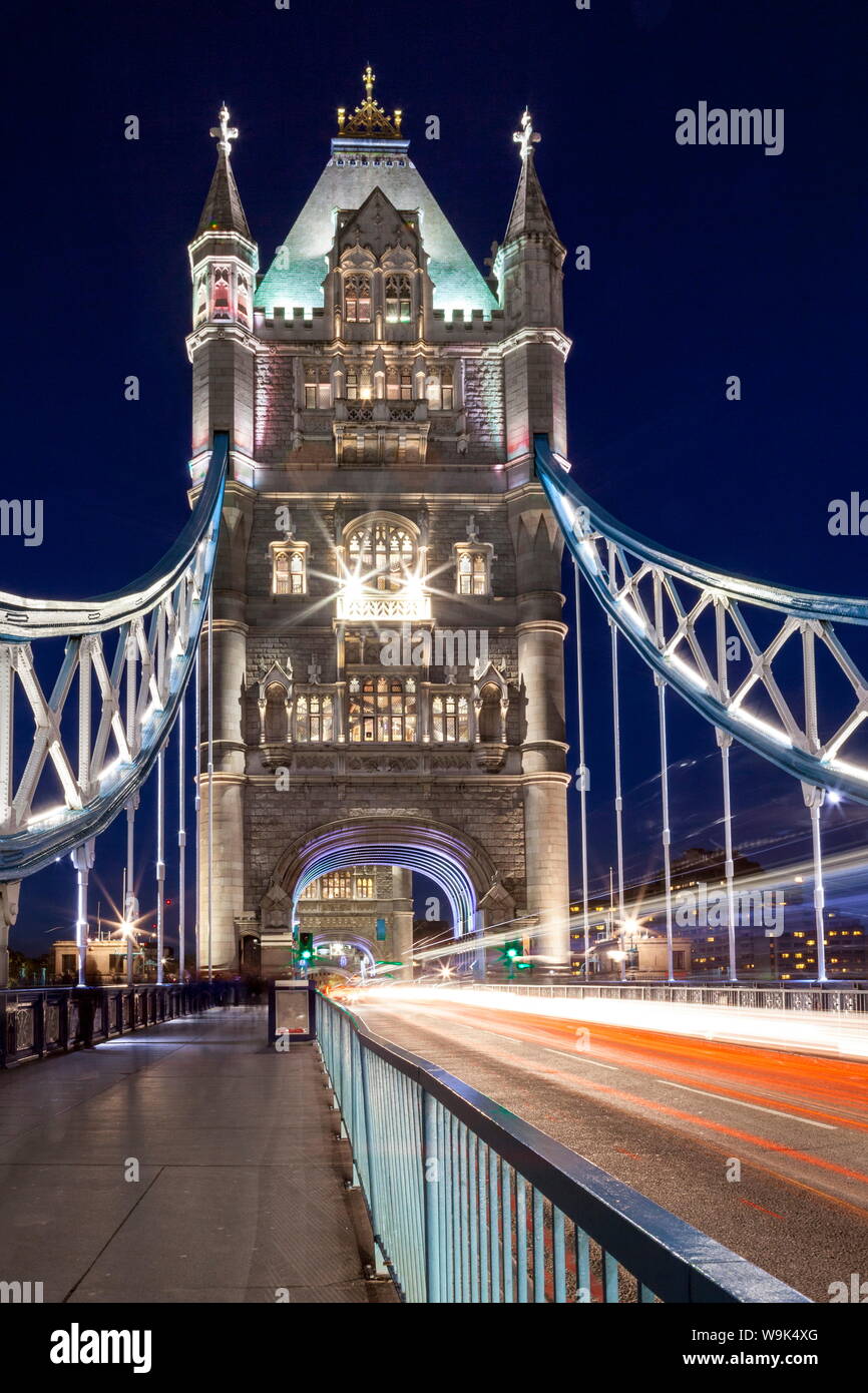 Une longue exposition du trafic sur Tower Bridge at Dusk, Londres, Angleterre, Royaume-Uni, Europe Banque D'Images