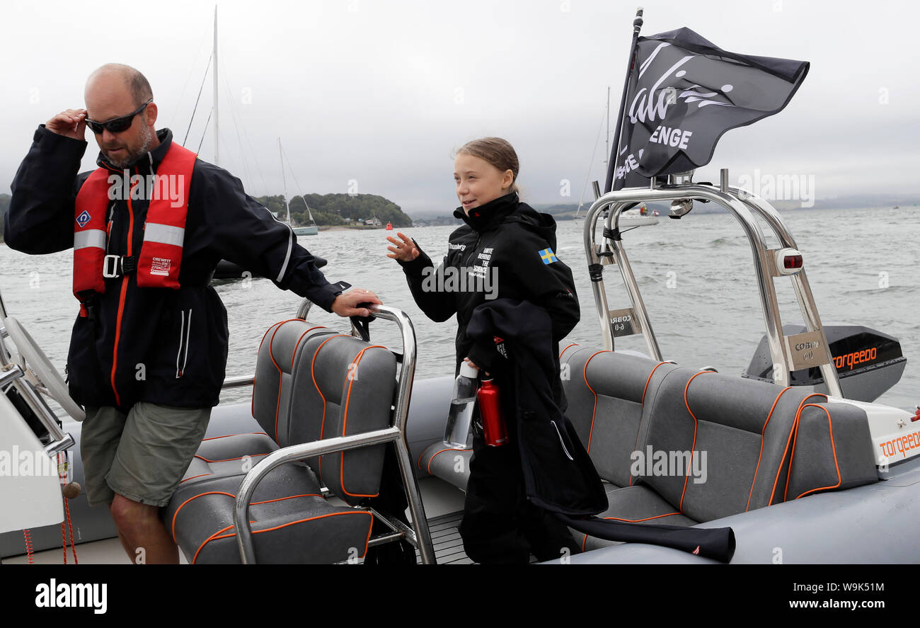 Activiste climatique Greta Thunberg entre dans un canot à bord du bateau commence à Malizia II son voyage vers les États-Unis de Plymouth, d'assister à des manifestations climatiques dans le pays les 20 et 27 septembre et à prendre la parole à l'action des Nations Unies sur les changements climatiques Sommet. Banque D'Images