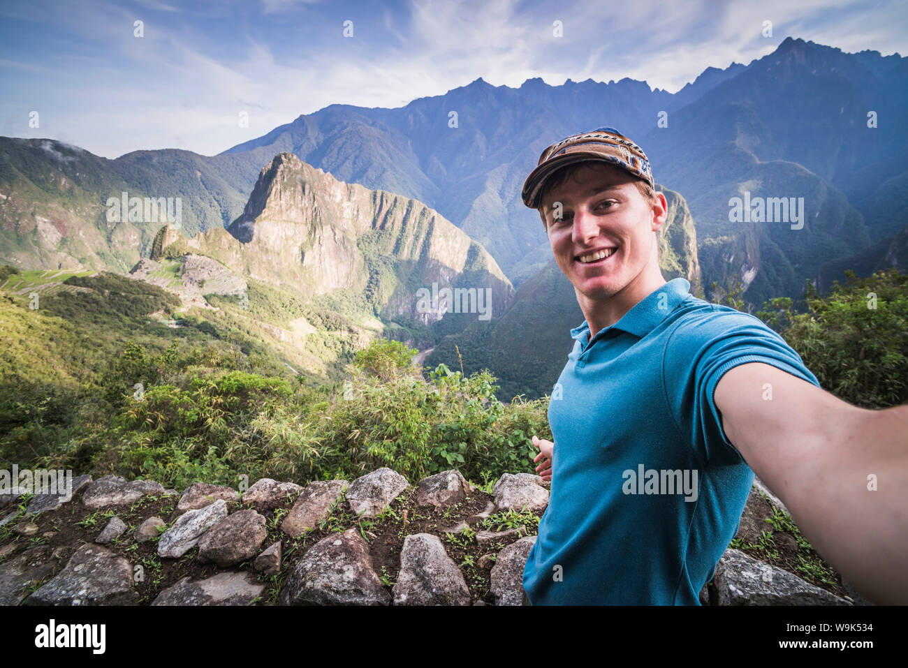 Les touristes à explorer les ruines Inca de Machu Picchu, région de Cuzco, Pérou, Amérique du Sud Banque D'Images