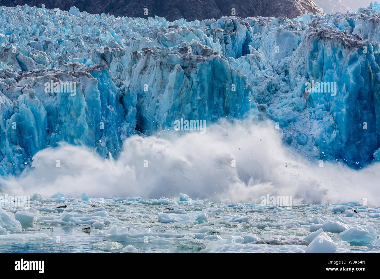 Au sud du glacier Sawyer le vêlage, Tracy Arm-Ford la terreur de l'espace sauvage, le sud-est de l'Alaska, États-Unis d'Amérique, Amérique du Nord Banque D'Images