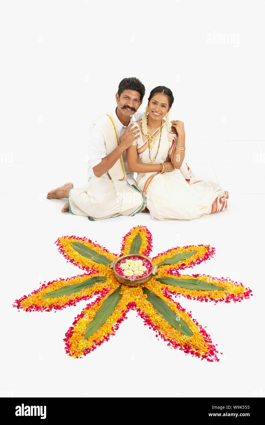 Couple sud-indien faisant des rangoli Banque D'Images