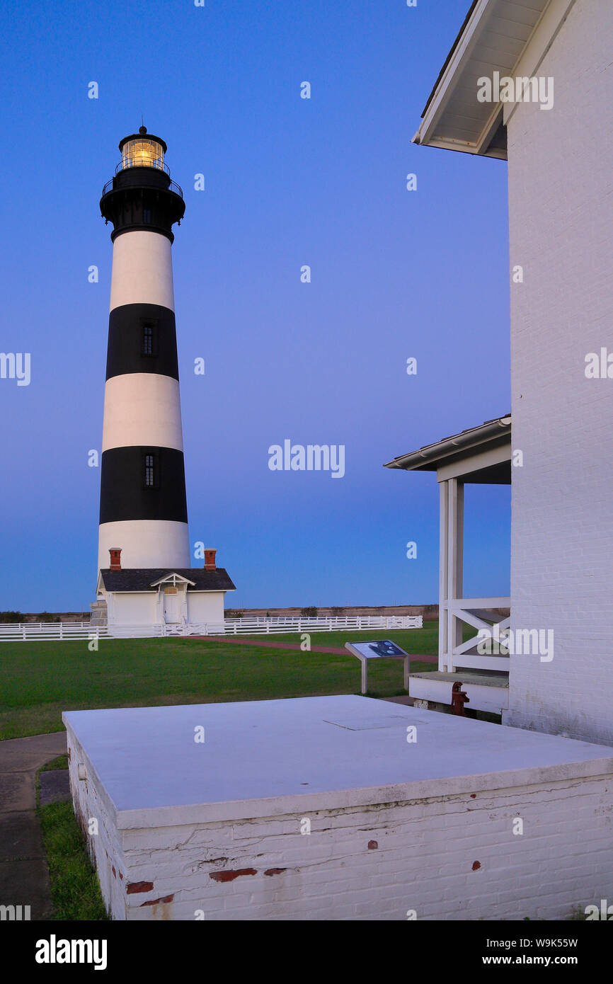 Le coucher du soleil, Bodie Island Lighthouse, Cape Hatteras National Seashore, North Carolina, USA Banque D'Images