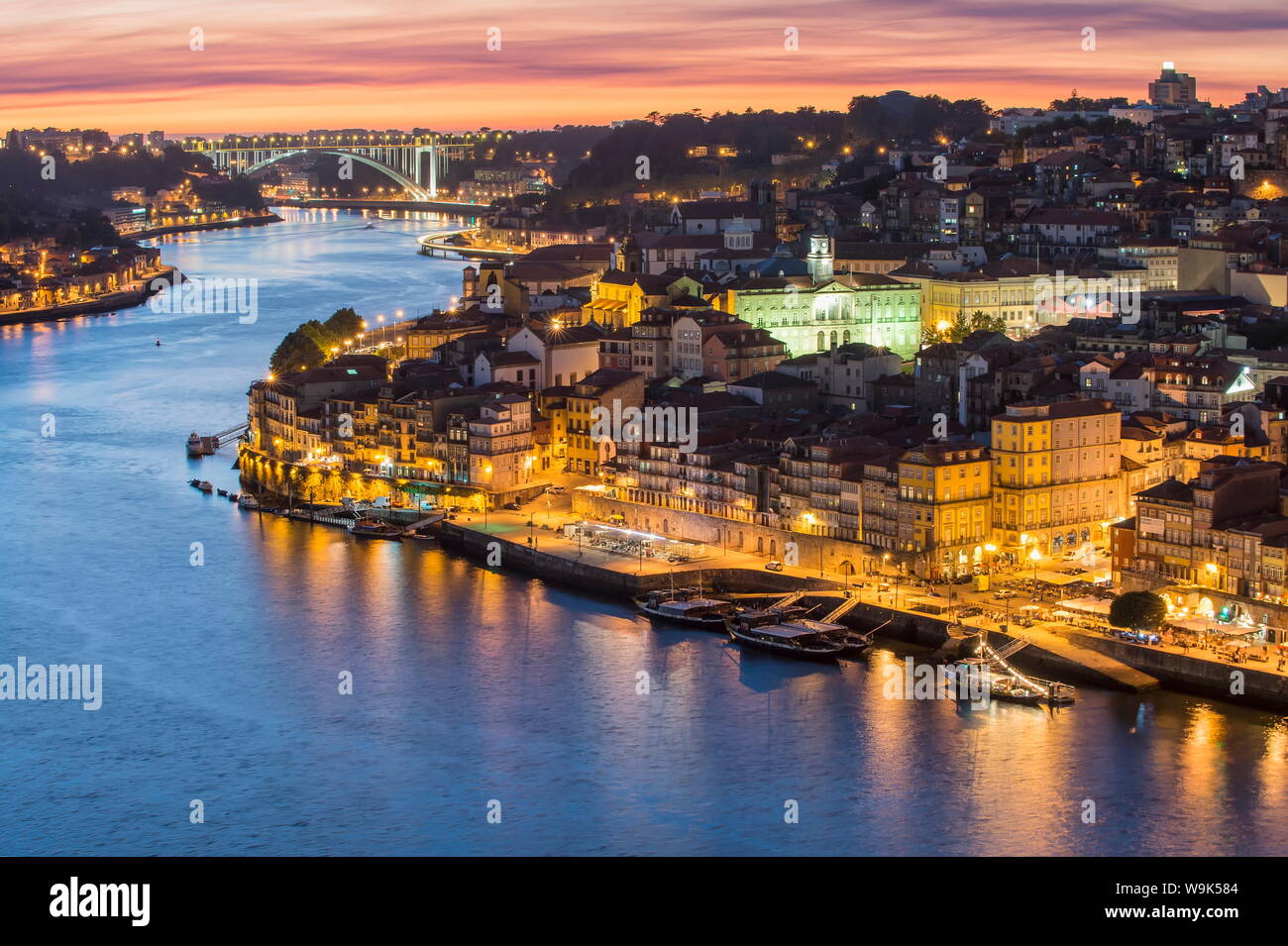 La rivière Douro et Ribeira au coucher du soleil, Site du patrimoine mondial de l'Unesco, Porto, Portugal, Europe Banque D'Images