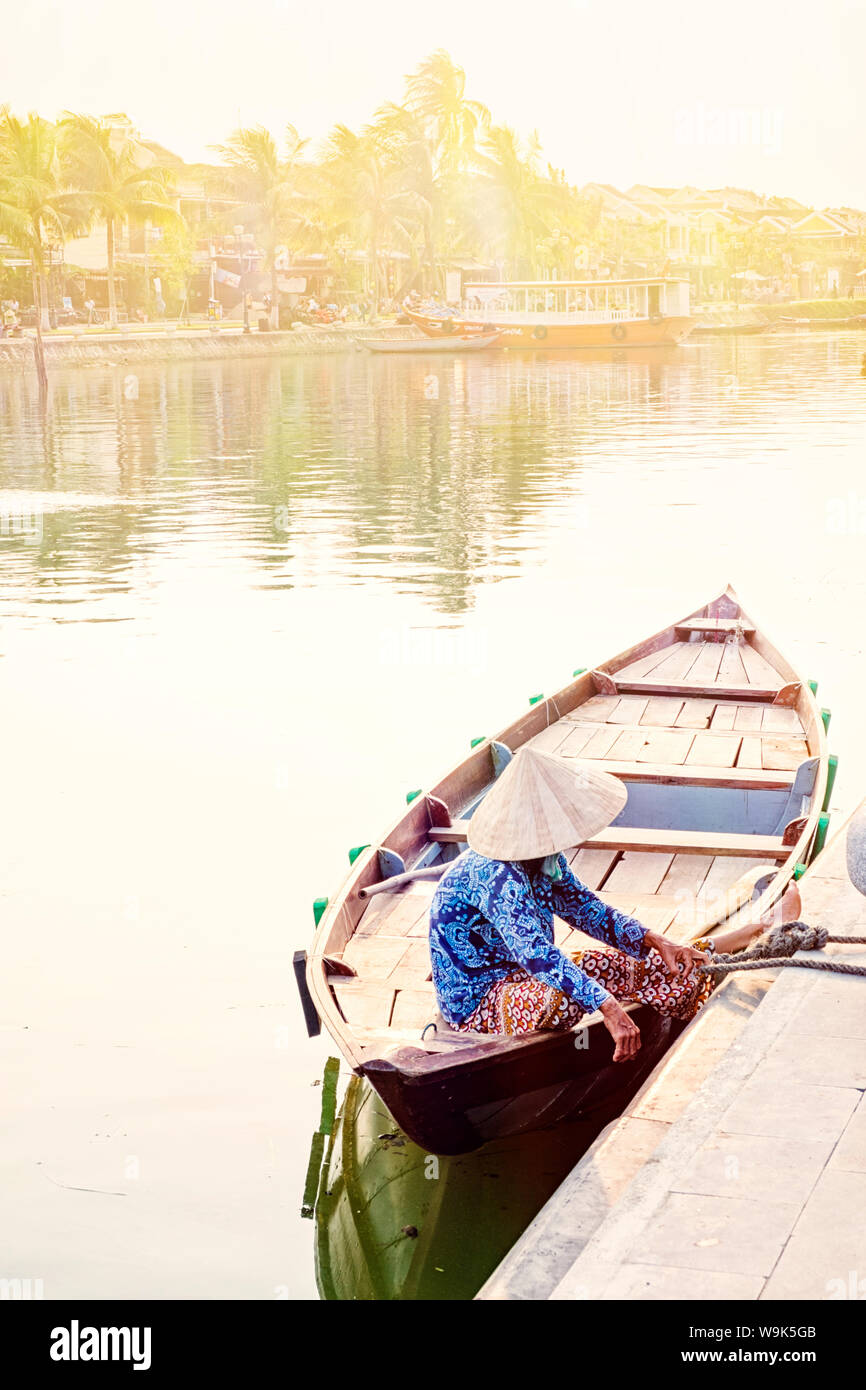 Un conducteur de bateau dans un chapeau conique à Hoi An, au Vietnam, en Indochine, en Asie du Sud-Est, l'Asie Banque D'Images