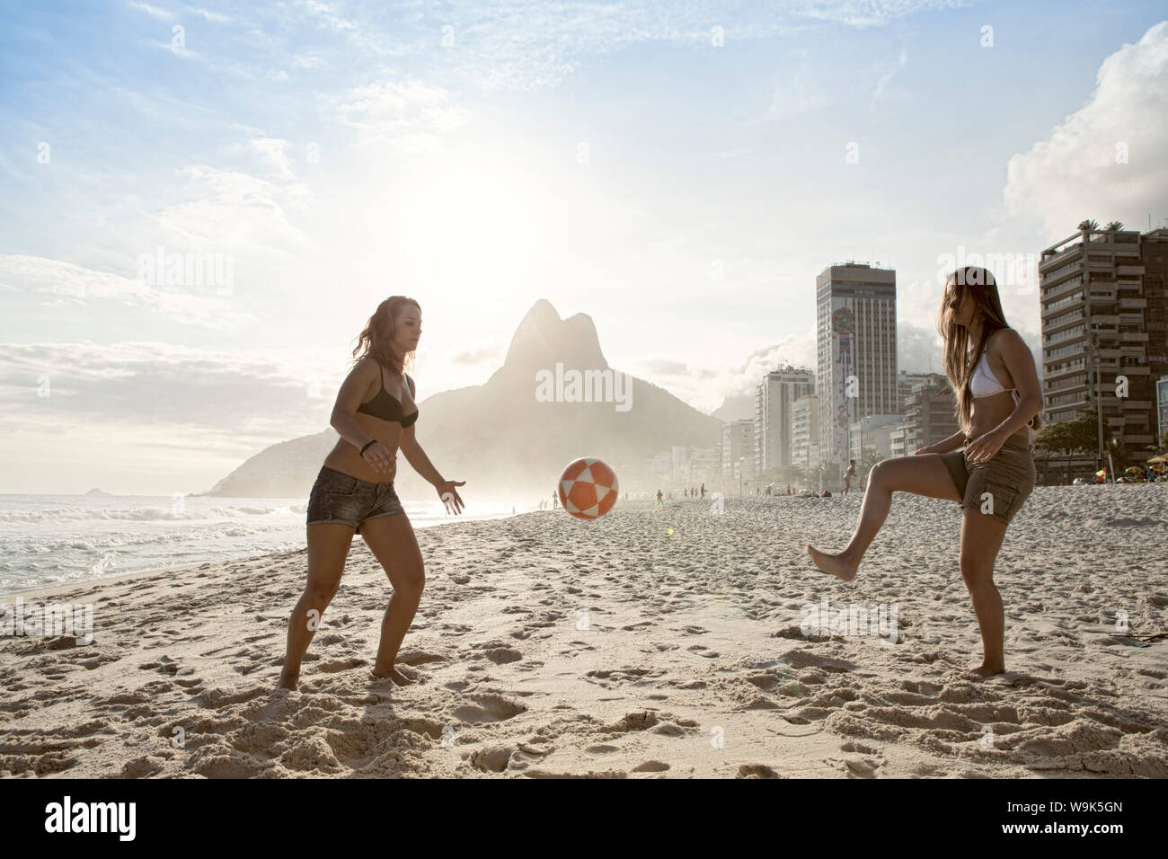 Les femmes à l'altinha (football) sur la plage d'Ipanema, Rio de Janeiro, Brésil, Amérique du Sud Banque D'Images