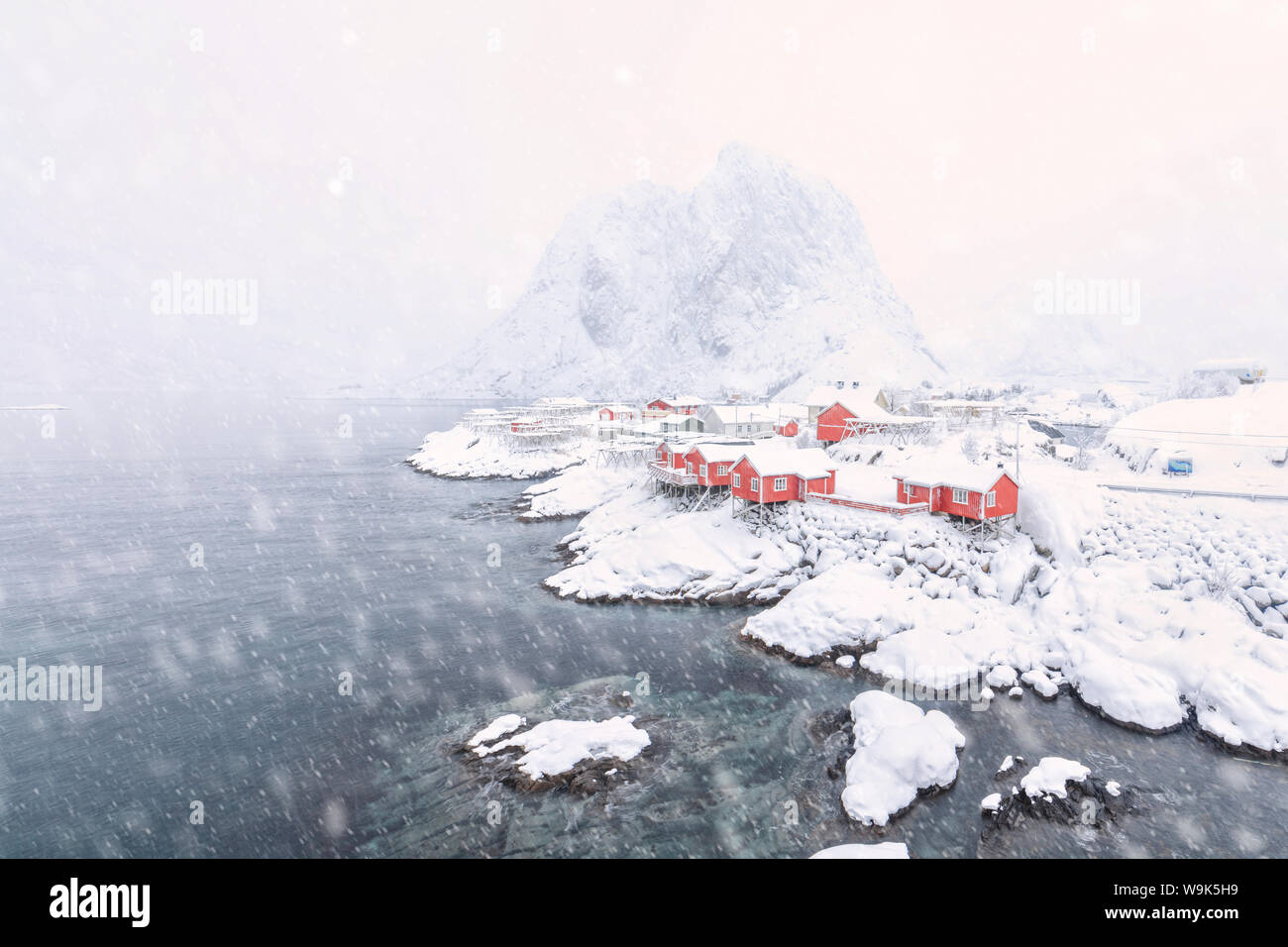 Les fortes chutes de neige sur les maisons de pêcheurs appelée Rorbu entouré par la mer gelée, Hamnoy, îles Lofoten, Norvège, de l'Arctique, Scandinavie, Europe Banque D'Images