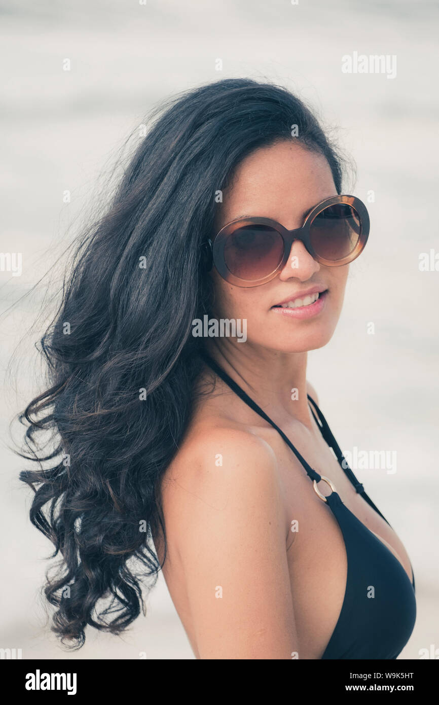Les jeunes d'Amérique latine (Brésil) (Latina) une femme sur la plage dans  un bikini et lunettes de soleil, Rio de Janeiro, Brésil, Amérique du Sud  Photo Stock - Alamy