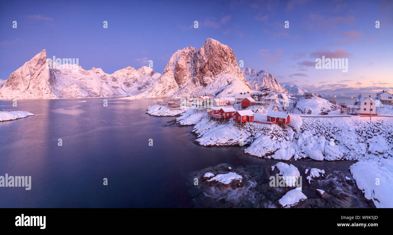 Vue panoramique des sommets enneigés et la mer gelée à l'aube autour du village de pêcheurs, de Hamnoy, Nordland, îles Lofoten, Norvège, Scandinavie, de l'Arctique Banque D'Images