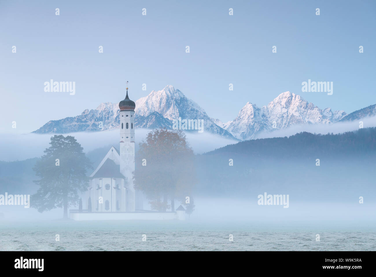 Le brouillard d'automne au lever du soleil images Saint Coloman Église entourée de sommets enneigés, Schwangau, Bavière, Allemagne, Europe Banque D'Images