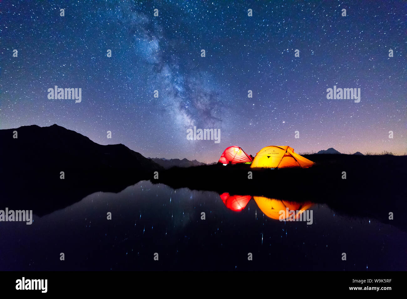 Tentes reflète dans le lac alpin sur une nuit étoilée, Mont de la Saxe, Courmayeur, vallée d'aoste, Italie, Europe Banque D'Images