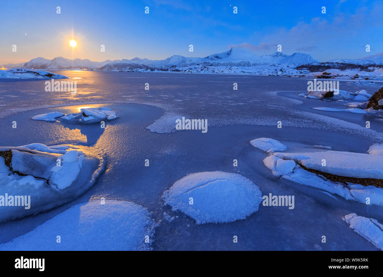 Réflexions de pleine lune dans la mer gelée, Lyngedal, îles Lofoten, Norvège, de l'Arctique, Scandinavie, Europe Banque D'Images