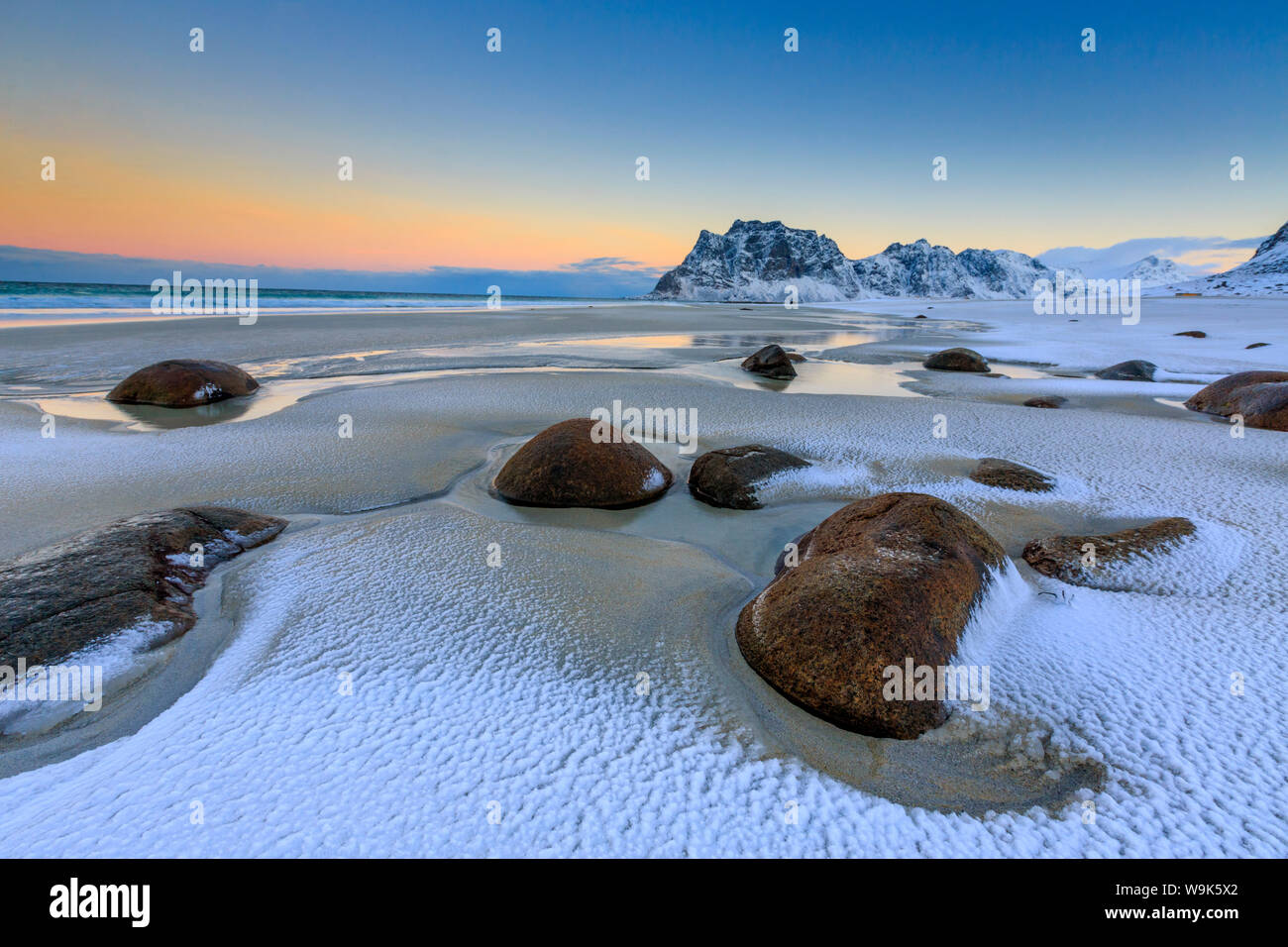 L'aube éclaire les rochers façonnés par le vent entouré de neige fraîche, Uttakleiv, îles Lofoten, Norvège, de l'Arctique, Scandinavie, Europe Banque D'Images