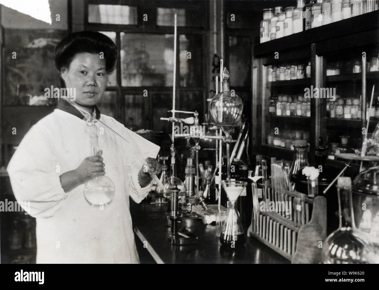 [ 1930s Japon - scientifique japonais Michiyo Tsujimura ] — Michiyo Tsujimura (辻村みちよ, 1888–1969) à son institut de recherche de Tokyo, 1930 (Showa 5).Première femme médecin d'agriculture au Japon, Tsujimura a étudié les composants du thé vert.Dans la recherche conjointe, elle a identifié la vitamine C dans le thé vert.Cette découverte a contribué à une augmentation des exportations de thé vert du Japon vers l'Amérique du Nord.En 1929 (Showa 4), Tsujimura a été la première personne au monde à isoler et à extraire la catéchine.L'année suivante, elle extrait également le tanin sous forme cristalline et détermine sa structure chimique. Banque D'Images