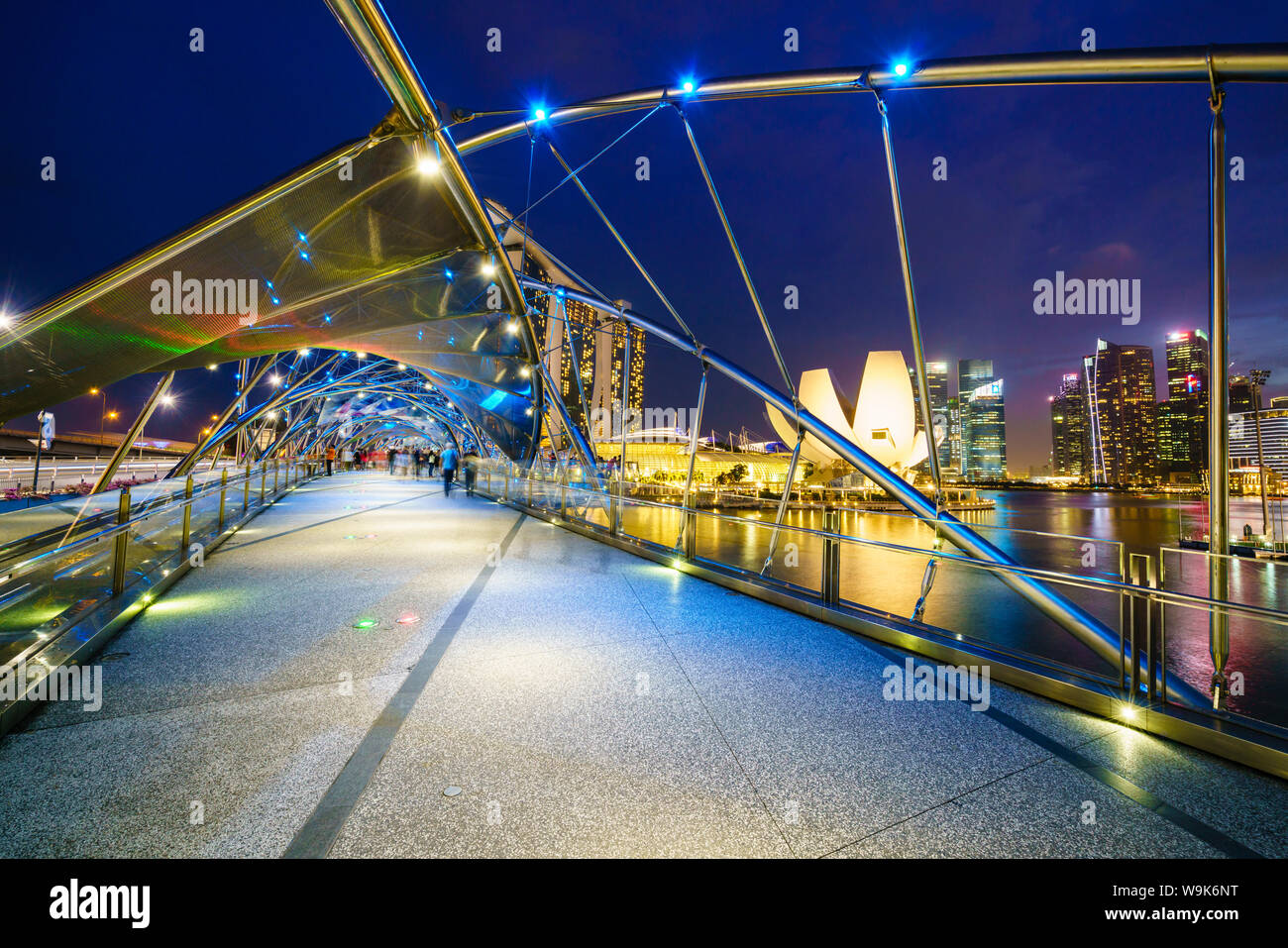 Helix pont menant à la Marina Bay Sands, Marina Bay, à Singapour, en Asie du Sud-Est, l'Asie Banque D'Images