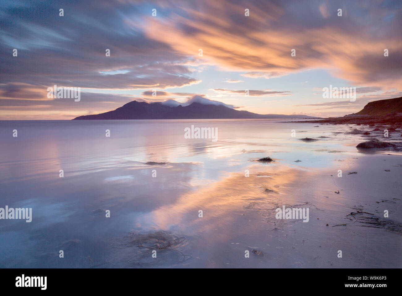 Soleil sur l'île de Rum, l'intérieur des îles Britanniques, les Hébrides intérieures, Highlands, Ecosse, Royaume-Uni, Europe Banque D'Images