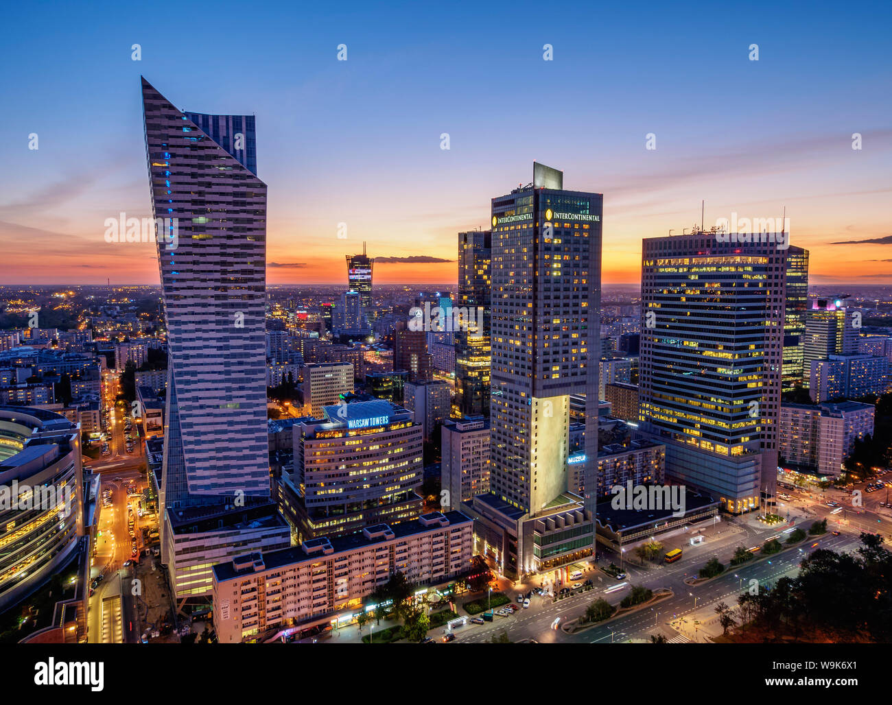 Gratte-ciel au crépuscule, centre-ville, Varsovie, Voïvodie de Mazovie, Pologne, Europe Banque D'Images