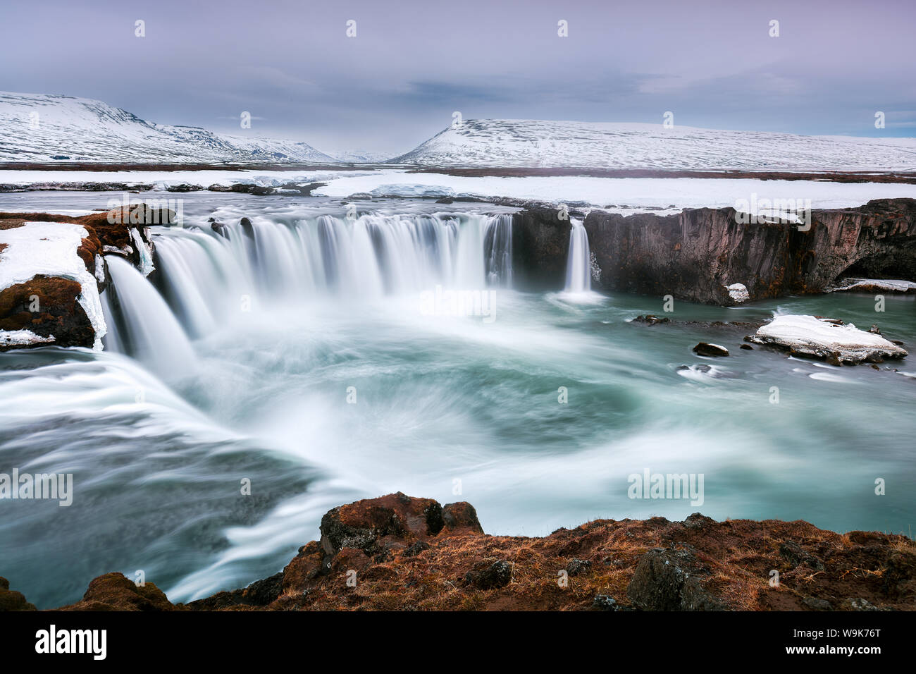 Dans le nord de l'Islande Godafoss, à l'heure bleue au cours de la dernière de l'hiver, l'Islande, les régions polaires Banque D'Images