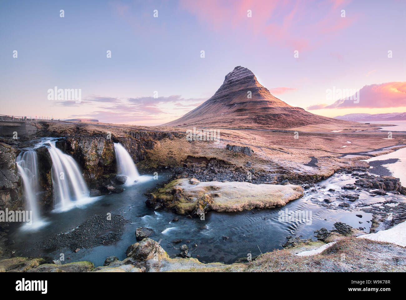 Kirkjufellfoss au lever du soleil, l'Islande, les régions polaires Banque D'Images