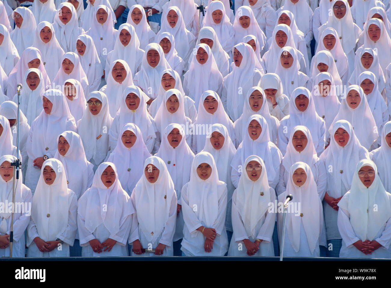 Les femmes en blanc lors de la fête nationale dans le stade à Bandar Seri Begawan Brunei, Bornéo, en Asie du Sud-Est, l'Asie Banque D'Images