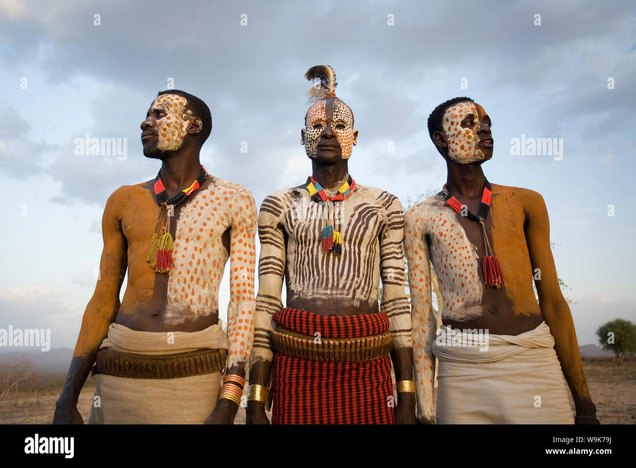 La tribu Karo avec peinture faciale et corporelle imitant le plumage tacheté de la pintade, de la rivière Omo, vallée de l'Omo, Ethiopie, Afrique Banque D'Images