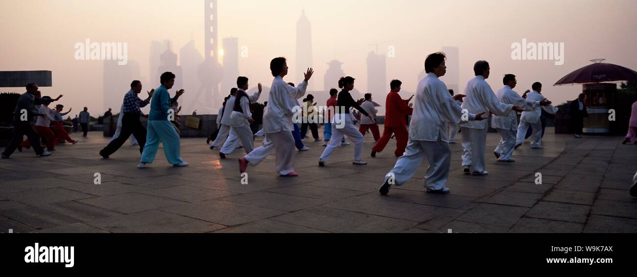 Les gens qui font de tôt le matin t'ai chi exercices dans le parc Huangpu sur le Bund, Shanghai, Chine, Asie Banque D'Images