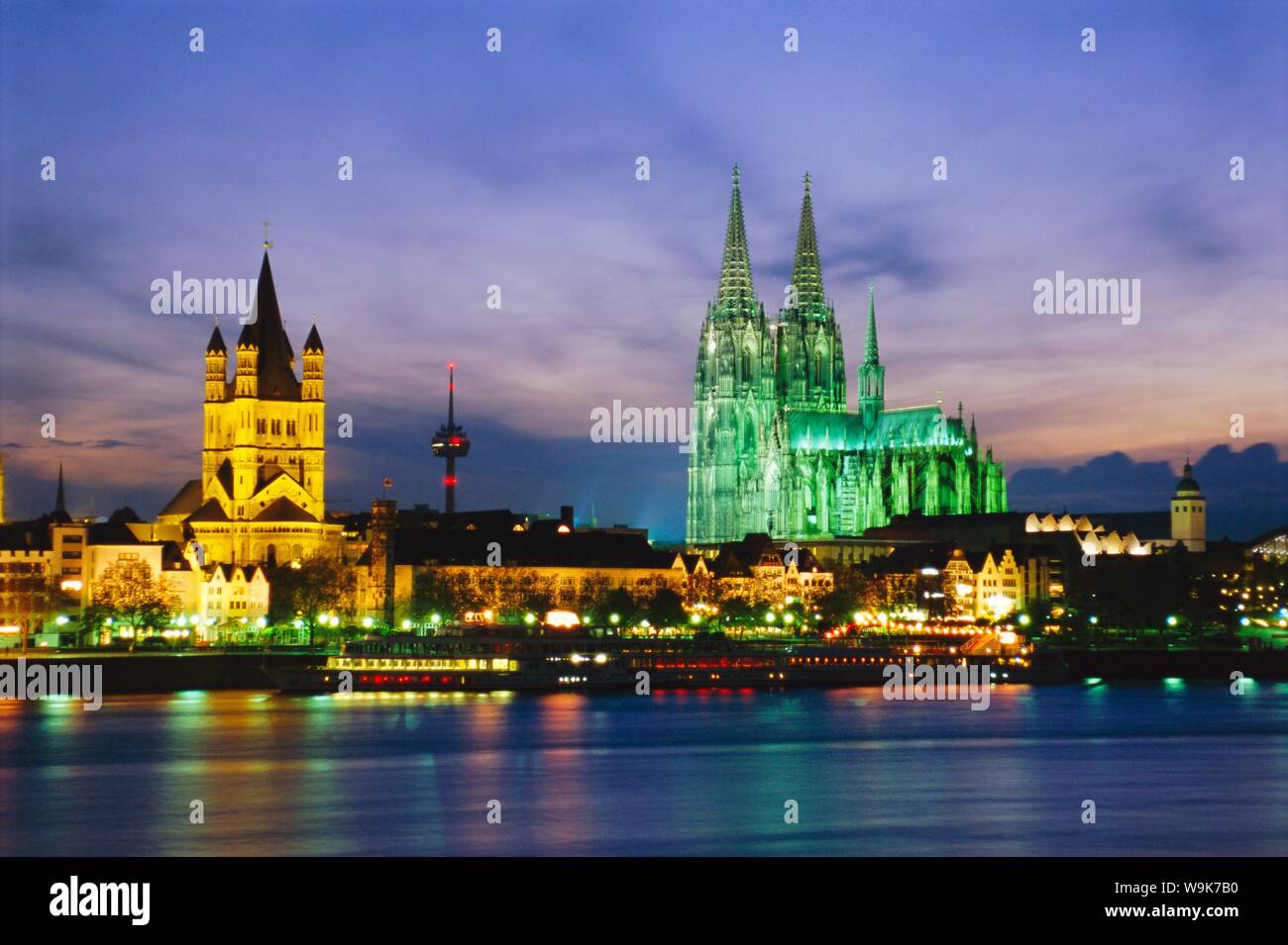 Le Rhin et la Cathédrale, Cologne, Rhénanie du Nord-Westphalie, Allemagne Banque D'Images