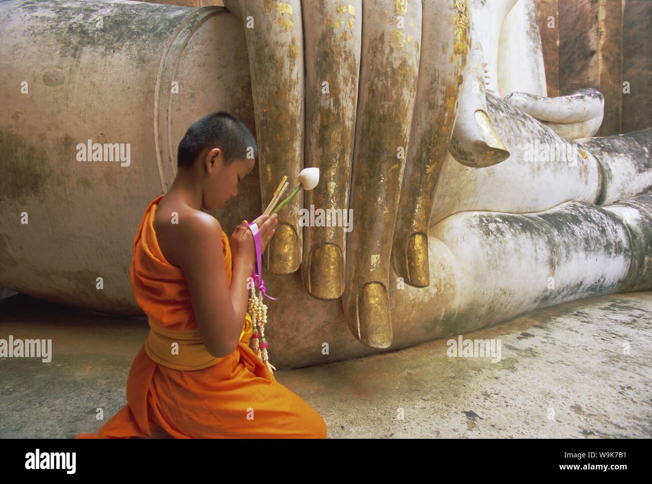 Moine Bouddhiste novice et Phra Atchana statue de Bouddha, Wat Si Chum, Sukhothai, Site du patrimoine mondial de l'UNESCO, la province de Sukhothai, Thaïlande, Asie Banque D'Images