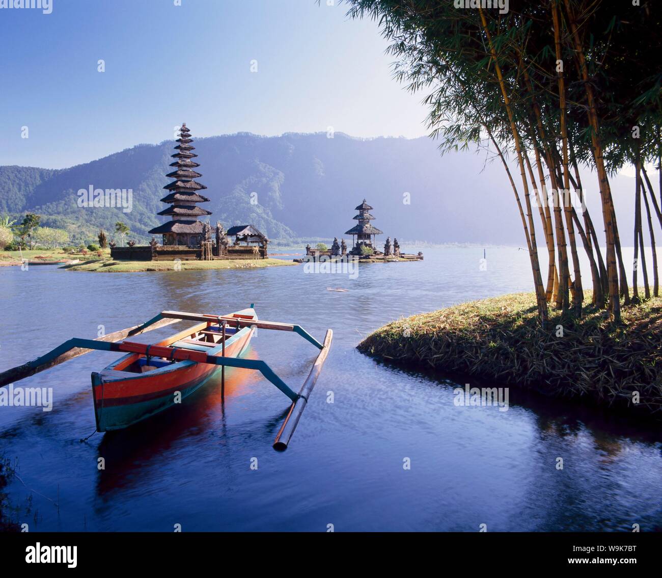 Bateau amarré devant le Temple, à côté du lac Danu, Ulu Bratan, Bali, Indonésie, Asie Banque D'Images