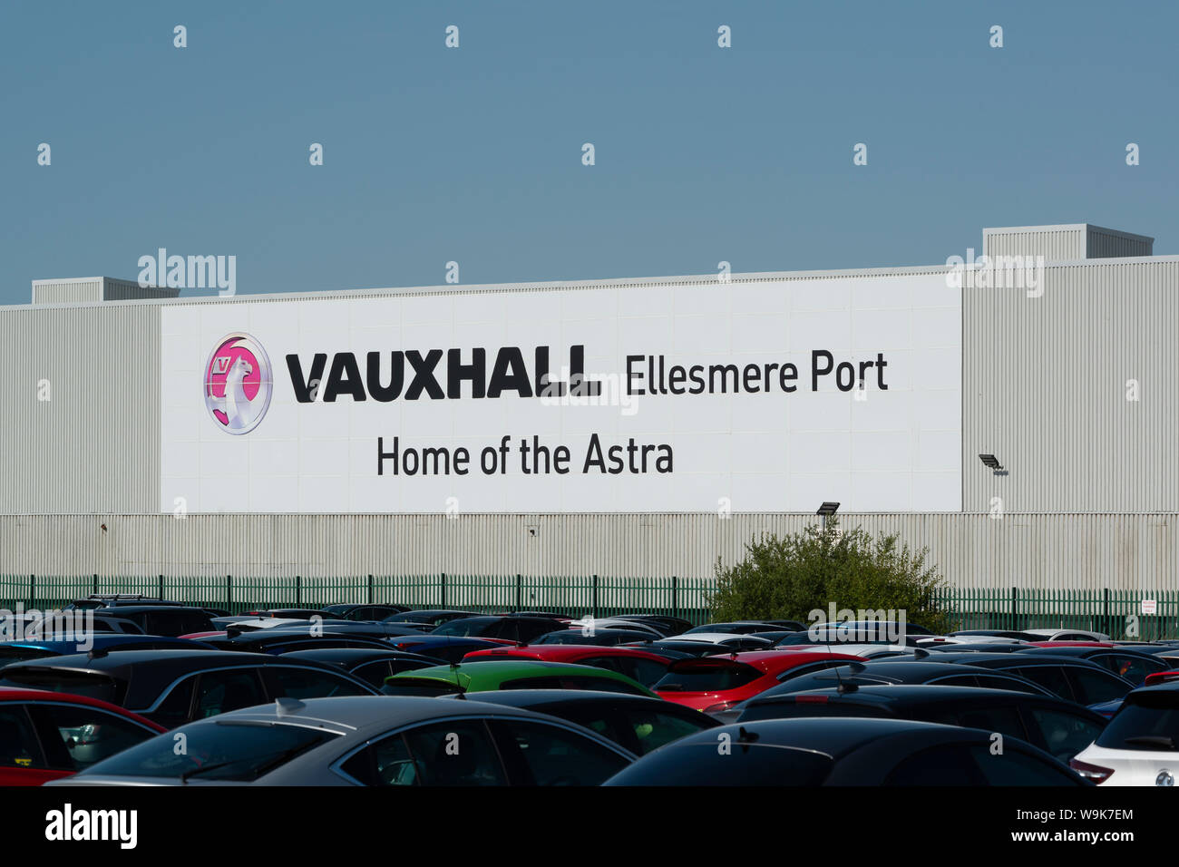 Signalisation à l'extérieur de l'usine de fabrication de voiture Vauxhall situé à Ellesmere Port, Wirral, Merseyside, Royaume-Uni. Banque D'Images