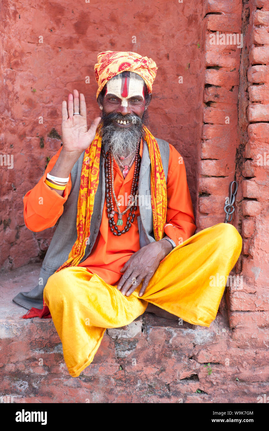 Sadhu (saint homme) portant des vêtements de couleur vive et des traits faciaux peinture à temple de Pashupatinath, Katmandou, Népal, Asie Banque D'Images