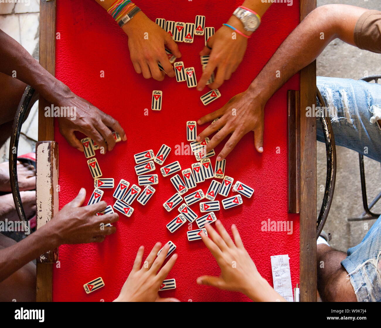 Vue de dessus de personnes jouant avec dominos marqués d'un nom de pays et le drapeau de Cuba, La Havane, Cuba, Antilles, Amérique Centrale Banque D'Images