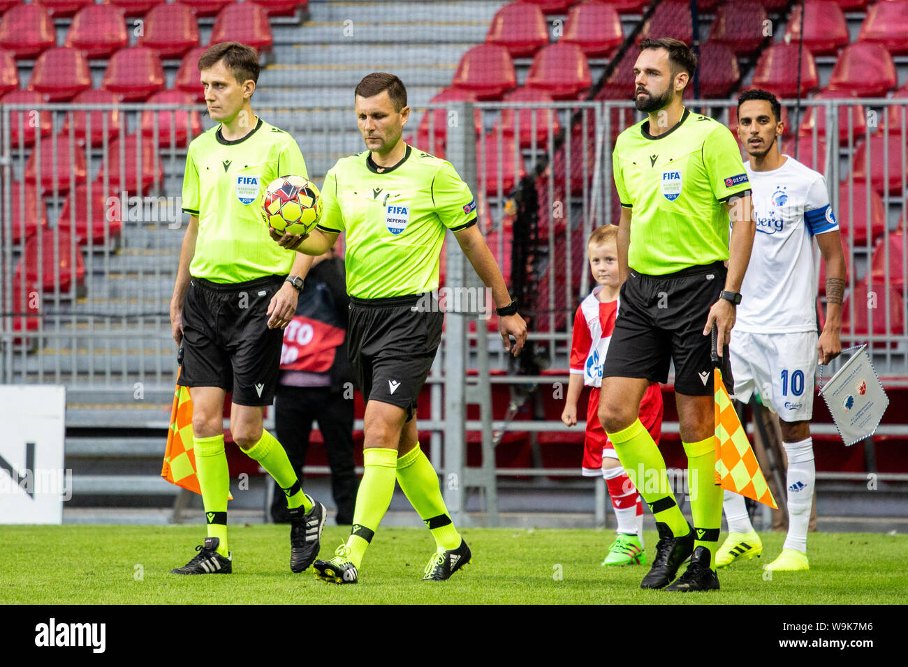 Copenhague, Danemark. 13rd, 2019 Août. Gediminas Mazeika arbitre entre dans le terrain pour la Ligue des Champions match de qualification entre FC Copenhague et l'étoile rouge de Belgrade à Telia Parken. (Photo crédit : Gonzales Photo - Dejan Obretkovic). Banque D'Images