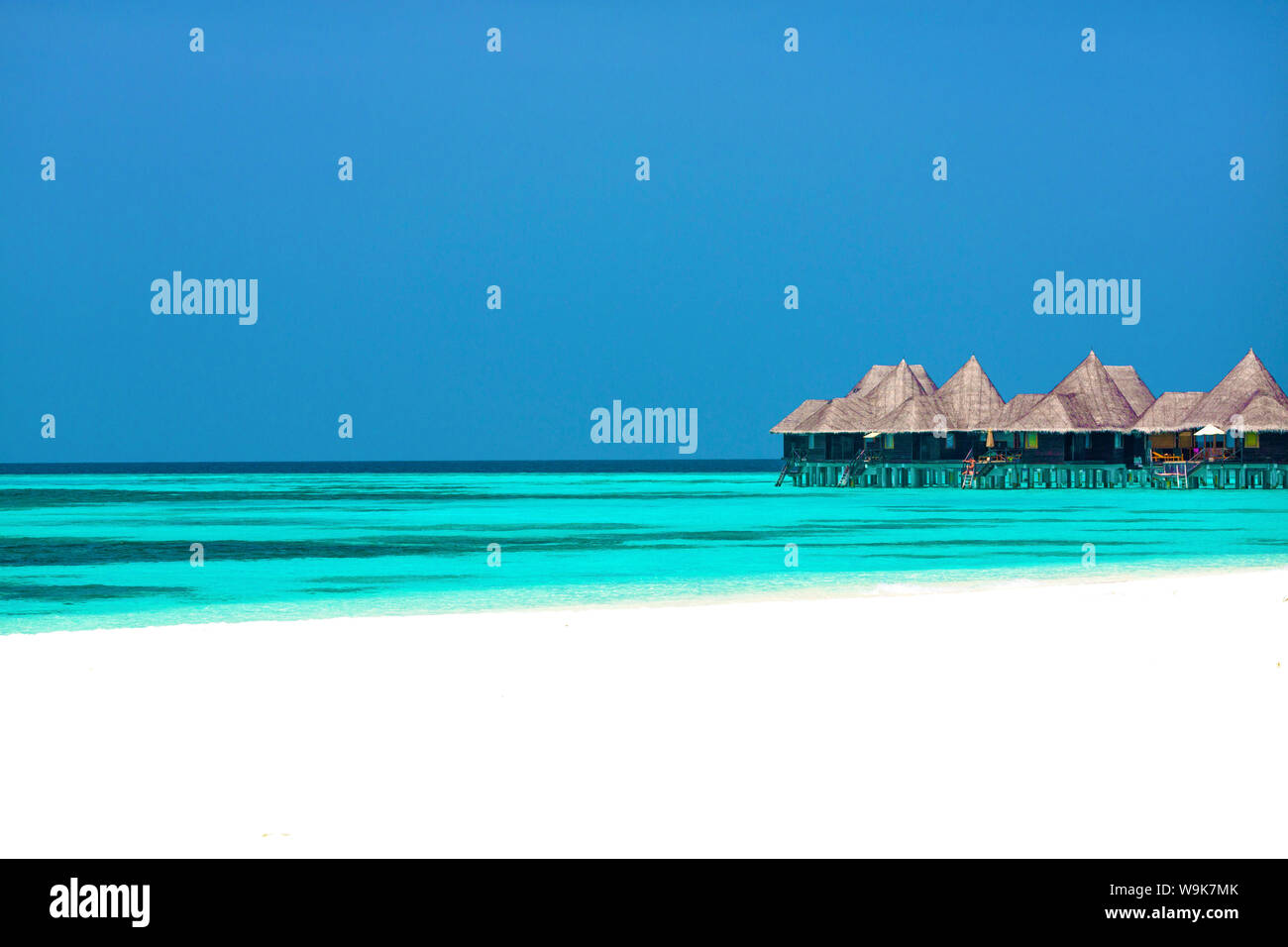 Plage tropicale et au dessus de l'eau, villas, Coco Palm Dhuni Kolhu, l'atoll de Baa, République des Maldives, l'Océan Indien, l'Asie Banque D'Images
