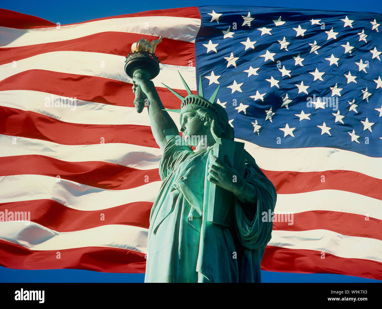 La Statue de la liberté avec les Stars & Stripes, New York, États-Unis d'Amérique, Amérique du Nord Banque D'Images