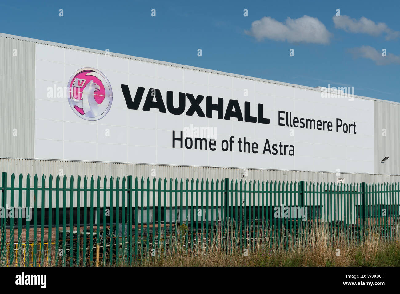 Signalisation à l'extérieur de l'usine de fabrication de voiture Vauxhall situé à Ellesmere Port, Wirral, Merseyside, Royaume-Uni. Banque D'Images
