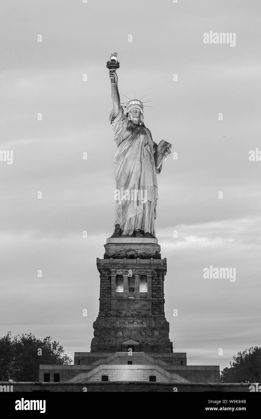 Statue de la liberté à la tombée de la nuit, New York City, USA Banque D'Images