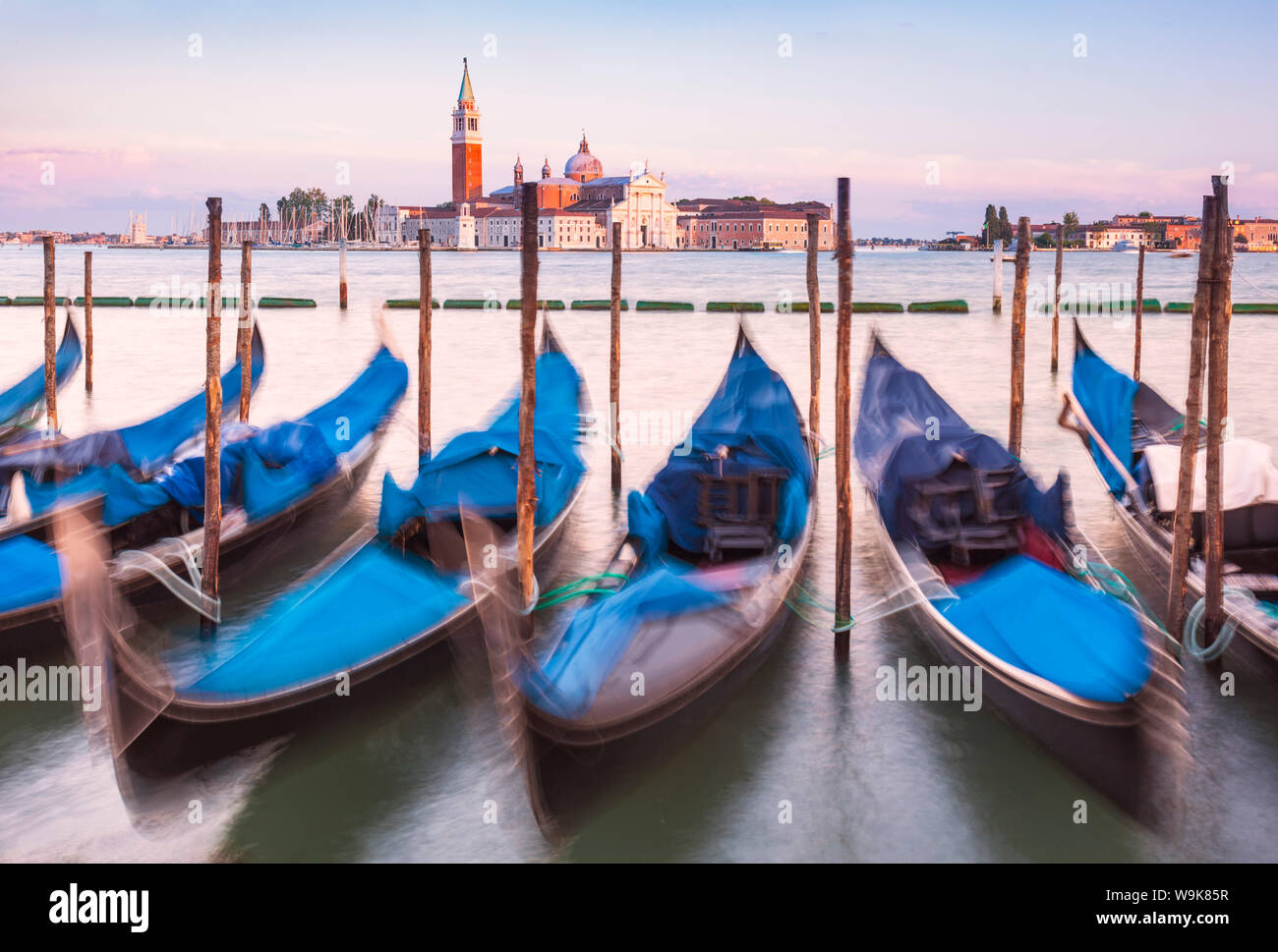 Gondoles amarrées au coucher du soleil dans le bassin de San Marco (St. Le bassin), le bord de l'eau, Venise, UNESCO World Heritage Site, Vénétie, Italie, Europe Banque D'Images