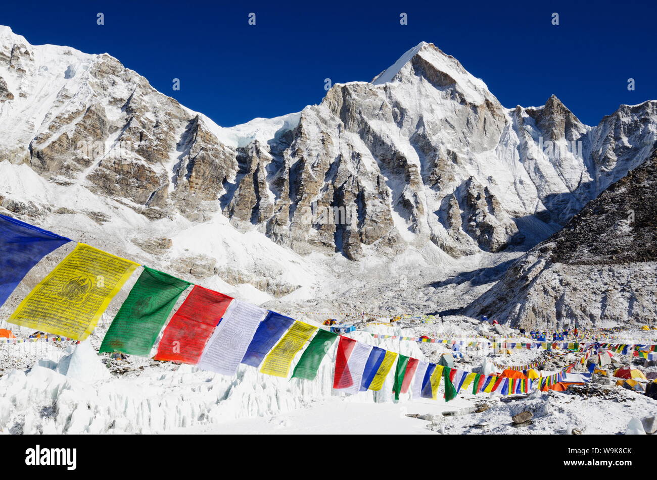 Les drapeaux de prières au camp de base de l'Everest, Everest Solu Khumbu, région du parc national de Sagarmatha, UNESCO World Heritage Site, Népal, Himalaya, Asie Banque D'Images