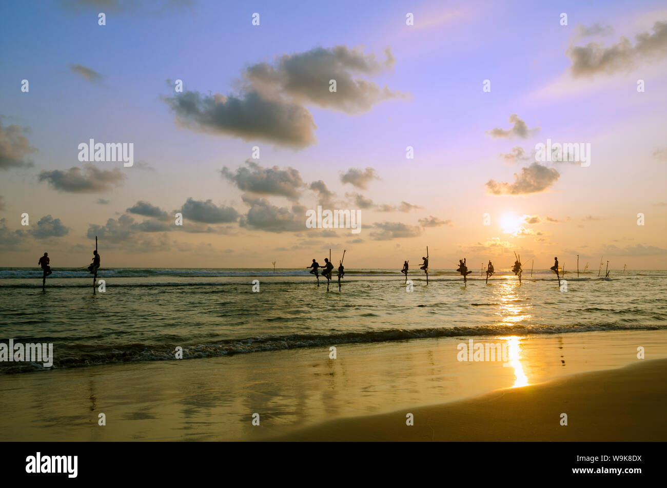 Les pêcheurs sur échasses, Dalawella, Sri Lanka, de l'Océan Indien, l'Asie Banque D'Images